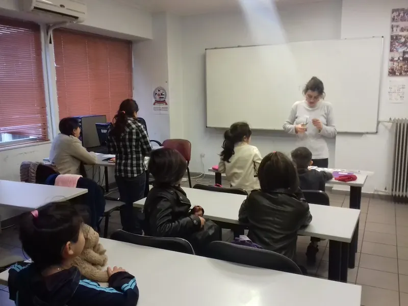 Une intervenante explique les informations à un groupe