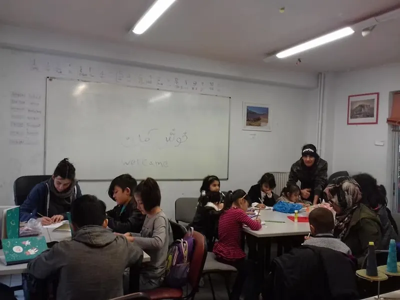 Une classe d’enfants et d’adultes