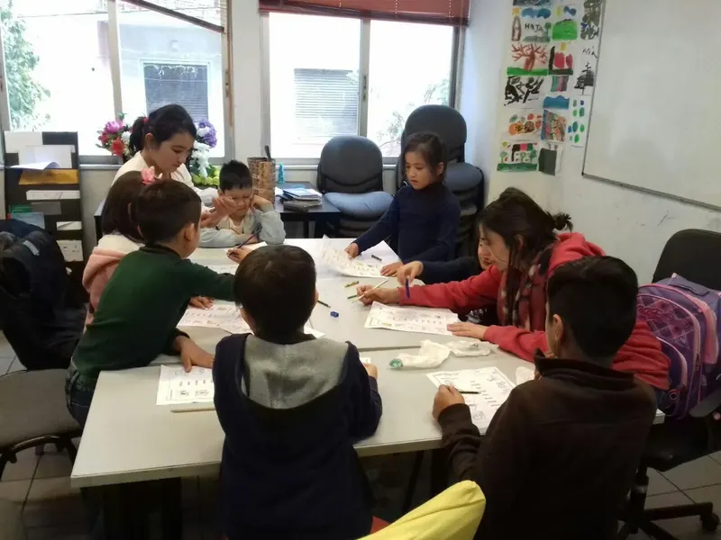 Des enfants et des jeunes en atelier de dessin