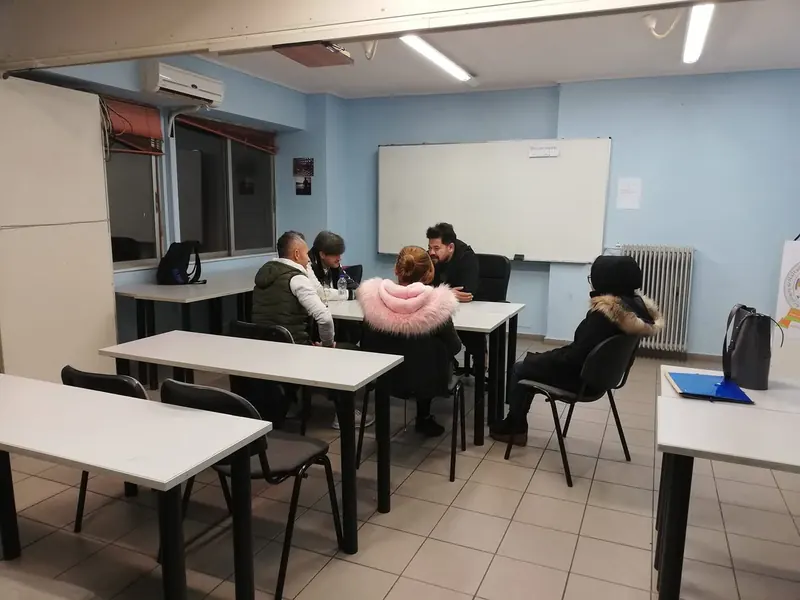 Une famille dans une salle d’activités