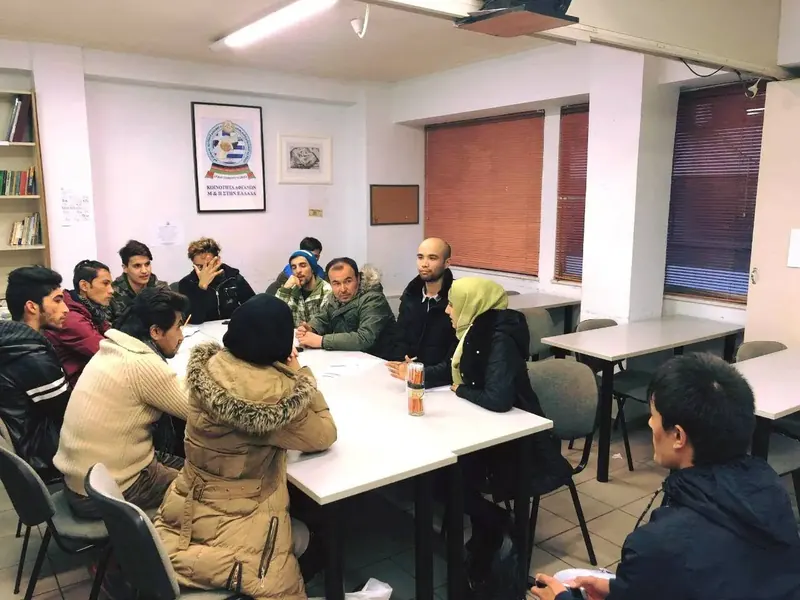 Un groupe d’adultes en réunion d’information