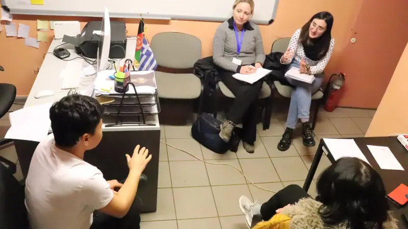 Un jeune homme reçu en entretien par deux intervenantes