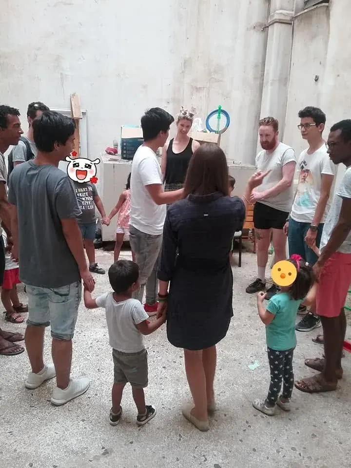 Bénévoles et enfants lors d’une activité en plein air