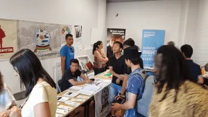 Réunion entre associations partenaires afghanes et grecques autour d’une table