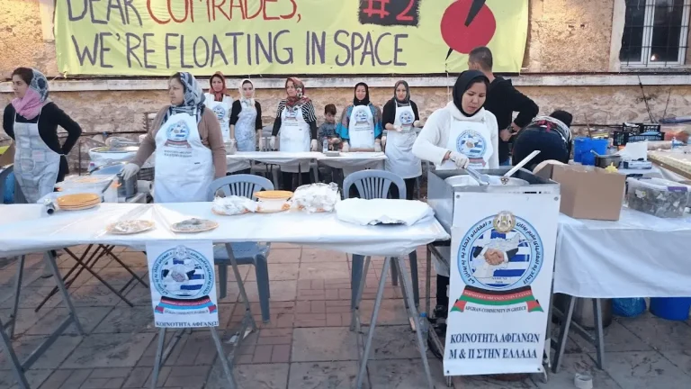 Stand afghan lors d’un festival des cultures à Athènes avec public et bénévoles