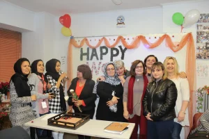 Atelier de langue grecque avec des participants afghans et une animatrice