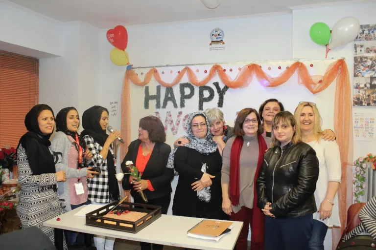 Atelier de langue grecque avec des participants afghans et une animatrice